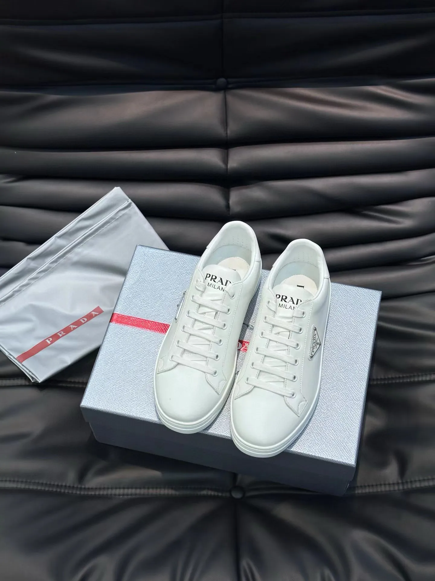 Factory price: 380💰Prada new men's leather sports shoes, the highest version on the market, any comparison is welcome🆚! The original leather has excellent texture and is super high-end! Fetal sheep net lining imported from Italy, removable pad! Luxurious materials and fine workmanship, highly recommended! Code number: 38-44, customized 45